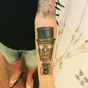 tatuaje_calavera_antebrazo_lloydstattoo