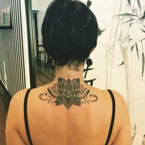 tatuaje_flor_espalda_lloydstattoo