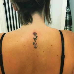 tatuaje_rosa_espalda_lloydstatto