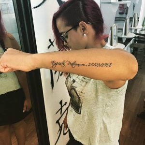tatuaje_letras_brazo_lloydstattoo