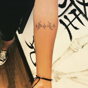 tatuaje_lineas_antebrazo_lloydstattoo