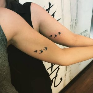 tatuaje_pajaros_brazo_lloydstattoo