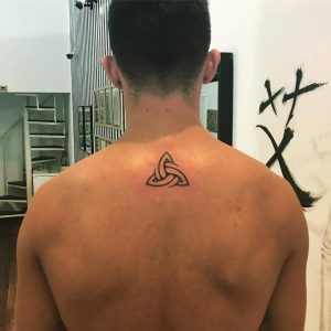 tatuaje_simbolo_espalda_lloydstattoo