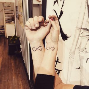 tatuaje_corazoninfinitomuneca_lloydstattoo_fuerteventura (12)